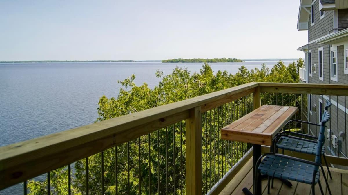 Loza House Coastal Design Unit With Lake & Mountain Views プラッツバーグ エクステリア 写真